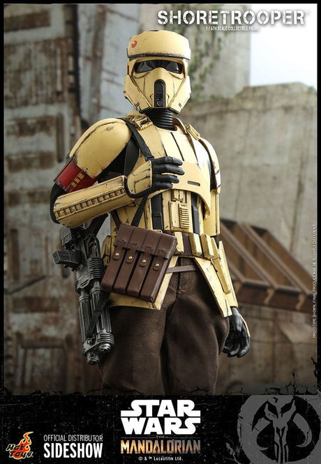 Shoretrooper aus The Mandalorian. Steht gerade, hat Geweht um die Schulter hängen. Von Hot Toys