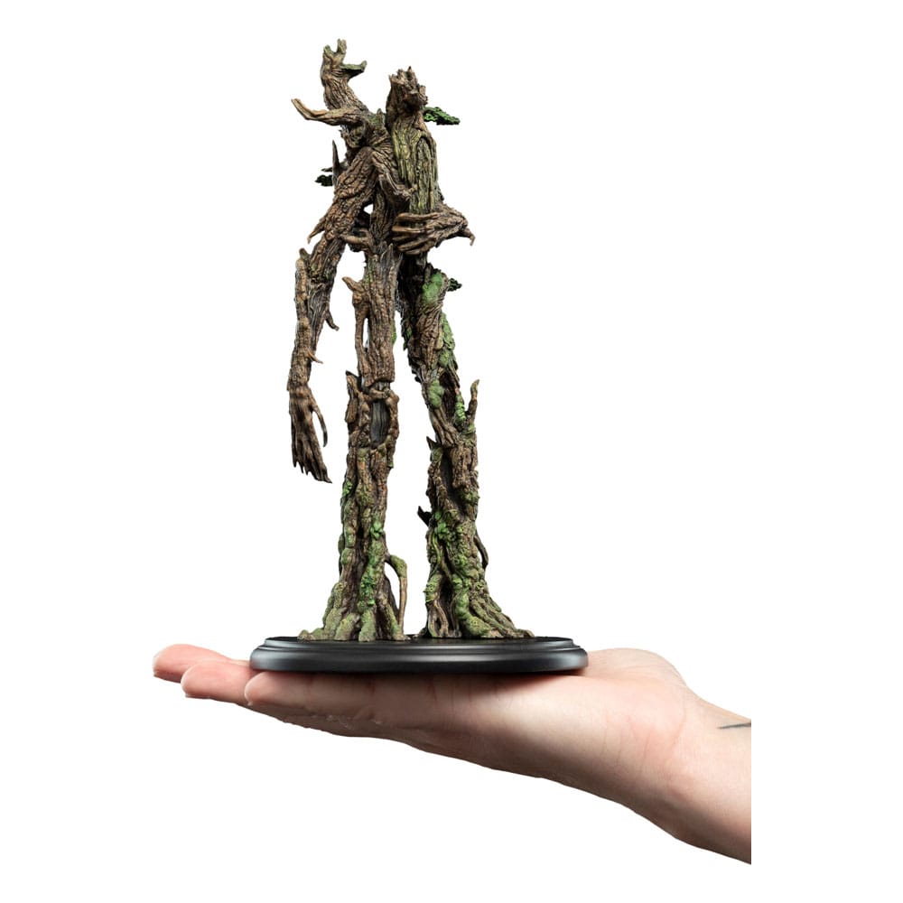 Treebeard Mini Statue von Weta aus Resin auf Hand gehalten