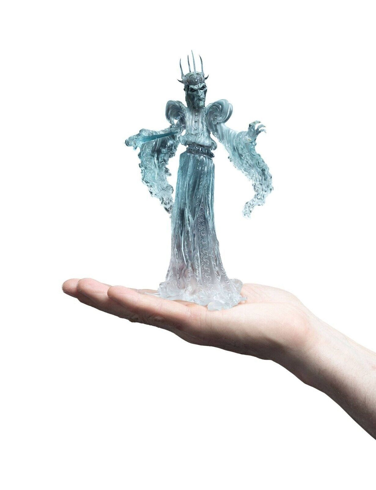 The Witch King Limited  Mini Epics Vinyl Figur von  Weta wird auf einer Hand präsentiert