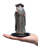 Gandalf Mini Statue aus Resin von Weta Workshop mit Stab und Schwert auf Hand präsentiert