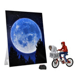 E.T. & Elliot Actionfigur von NECA mit Hintergund Mond Motiv