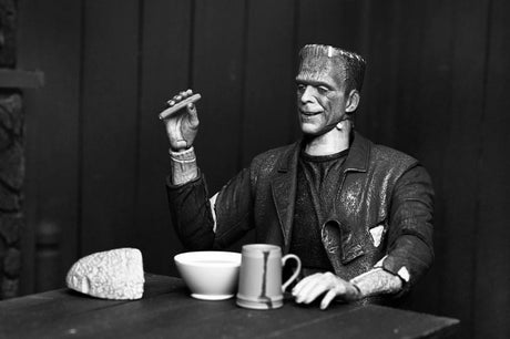 Universal Monsters Ultimate Frankenstein's Monster (Bride of Frankenstein / Black&amp;White ) Actionfigur von NECA 4