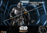 Mandalorianer mit Grogu in einer Umhängetasche. Detaillierte 30 cm Actionfigur von Hot Toys